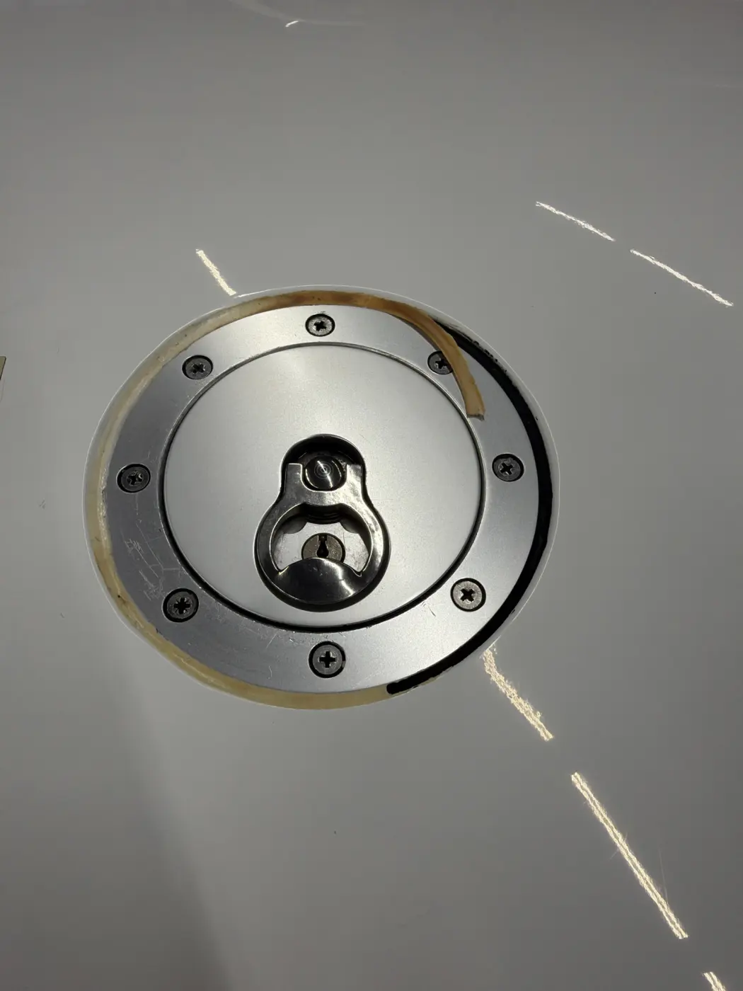 Tankdeckel auf der Tragfläche, die Dichtung am Rand löst sich ab