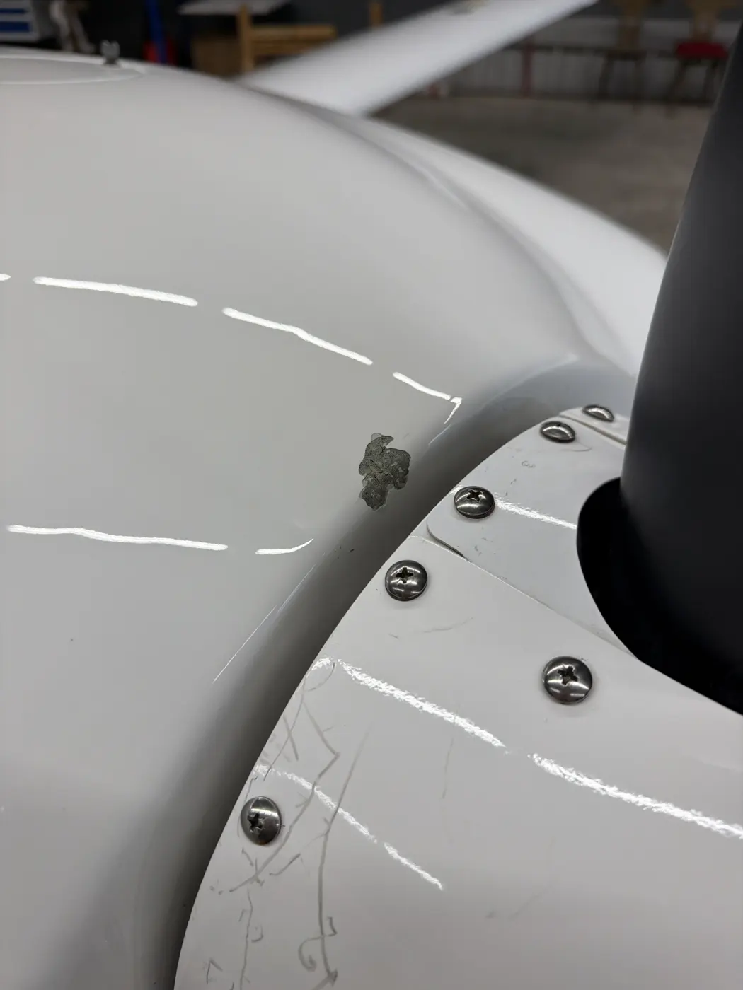 Lackschaden an der Motorhaube direkt hinter dem Propeller